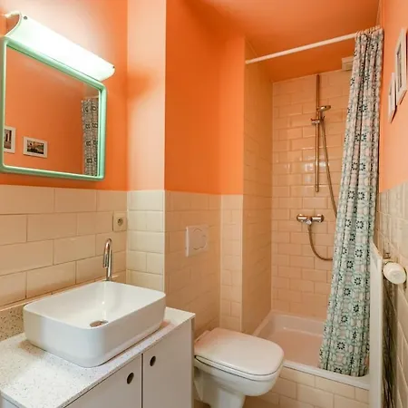 Huswell - Retro With A Cozy Garden Apartment *