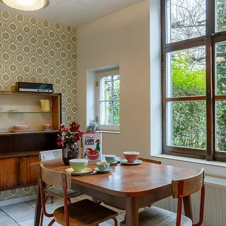 Huswell - Retro With A Cozy Garden